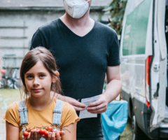 Am Set des Kurzfilms „Von der Flüchtigkeit des Geschmacks“ in Brandenburg: Annabell Wessel, eine der Hauptdarstellerinnnen, und der Uetersener Produzent Gerrit Gronau. (Foto: Sara Herrlander)