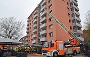 In dem Hochhaus am Holstenplatz kam es zu einem Kellerbrand. Einsatzkräfte der Freiwilligen Feuerwehr Elmshorn hielten über die Drehleiter Kontakt zu den Bewohnern. (Foto: Frank)