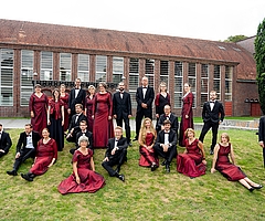 Hans-Joachim Lustig (rechts), ehemaliger Leiter der Chorknaben Uetersen, bringt seinen Kammerchor "I Vocalisti" mit nach Uetersen. (Foto: I Vocalisti)