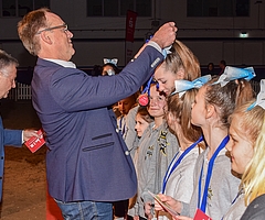 Bürgervorsteher Andrea Hahn (von links) und Bürgermeister Volker Hatje zeichnete die Sportler aus, indem er ihnen Medaillen und Gutscheine überreichte. (Foto: Frank)