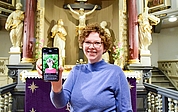 Christiane Ehrengruber engagiert sich als Vikarin in der Evangelisch-Lutherischen Kirchengemeinde Barmstedt. Die 29-Jährige erreicht Menschen nicht nur in der Heiligen-Geist-Kirche, sondern auch auf Instagram. (Foto: Frank)