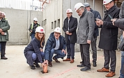Teamwork: Schleswig-Holsteins Innenministerin Magdalena Finke (CDU) und Oberbürgermeister Volker Hatje (Mitte, parteilos) versenkten eine Zeitkapsel in den Grundstein des neuen Elmshorner Rathauses, der in dessen künftigem Foyer liegt. Die Zeremonie begleiteten unter anderen Bürgervorsteher Andreas Hahn (CDU, vorn rechts), CDU-Stadtverordneter Thomas Flindt (dahinter) und Baustadtrat Marius Munk. (Foto: Frank)