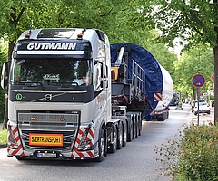 Dieser Sattelschlepper fuhr in der Unfallnacht hinter dem Gespann, das die Ladung verloren hatte. Am Morgen danach wartete er in dem gesperrten Heidmühlenweg. Geladen hatte er ebenfalls ein Turmsegment für den Uetersener Windpark. (Foto: Frank)