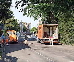 Die Vorarbeiten für das Aufbringen einer neuen Markierung auf der Schulstraße laufen. (Foto: Frank)