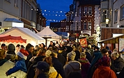 Dichtes Gedränge herrschte beim Weihnachtsmarkt am Sonnabend in der Reichenstraße. (Foto: Frank)