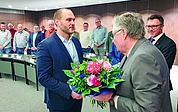 Blumen und gute Wünsche im Namen der Stadtverordneten gab es von Bürgervorsteher Andreas Hahn (re.) für Elmshorns designierten neuen 1. Stadtrat Michael Leeske.  (Foto: Strandmann)