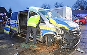 Die rechte Seite des Polizeifahrzeugs wurde erheblich beschädigt. (Foto: Florian Sprenger)
