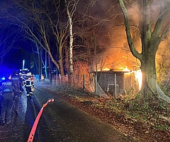 Eine Laube an der Straße Am Sender brennt lichterloh. (Foto: Freiwillige Feuerwehr Elmshorn)