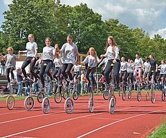 Die Teilnehmer umrundeten das Krückaustadion zweimal. (Foto: Simon Meixner)