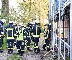 Bei einem Übungsabend rückte das Team um Wehrführer Joachim Hensel (Mitte) zu einem Bauernhaus aus. Das Szenario: Nach einem Gasaustritt sollten die Kameraden verletzte Personen finden und retten. (Foto: Frank)