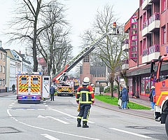 Brand in der Feldstraße: Die Freiwillige Feuerwehr Elmshorn rückte mit drei Löschfahrzeugen und ihrer Drehleiter an. Die Bewohner wurden im Rettungswagen behandelt. (Foto: Frank)