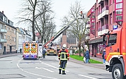 Brand in der Feldstraße: Die Freiwillige Feuerwehr Elmshorn rückte mit drei Löschfahrzeugen und ihrer Drehleiter an. Die Bewohner wurden im Rettungswagen behandelt. (Foto: Frank)