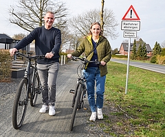 Rechnen damit, dass der Weg bald wieder für Radfahrende freigegeben wird: Unternehmer Sören Hamann und die CDU-Landtagsabgeordnete Birte Glißmann. (Foto: Frank)