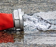 Ein Transporter stellte sich auf die Feuerwehrschläuche. (Symbolfoto: ysilonna/Pixabay)