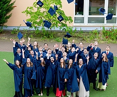 Freude an der Leibniz-Privatschule Elmshorn: Die Absolventen werfen ihre Hüte hoch. (Foto: Leibniz-Privatschule Elmshorn)
