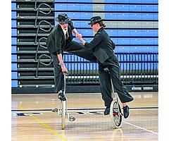 Cool wie einst im Film Jake and Elwood Blues: Nina Beckmann (links) und Karoline Voß in ihrer Kür im Stil und zur Musik der Blues Brothers. (Foto: Thomas Hoeser)