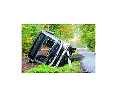 Der umgekippte Linienbus soll heute Vormittag geborgen werden. (Foto: Sprenger)