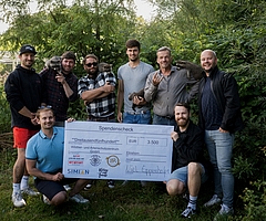Die Spendenübergabe in Höhe von 3500 Euro durch das Orgateam des Flunkyball 2023 an die Wildtier- und Artenschutzstation in Klein Offenseth-Sparrieshoop. (Foto: Flunkyball WM Elmshorn)