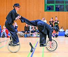 „Schubkarre auf der Sattelstange“ – Nina Beckmann (links) und Karoline Voß boten auch diesmal Besonderes in der Paarkür. (Foto: Thomas Höser)
