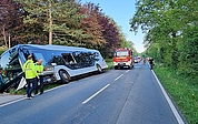 Ein Linienbus war um 5.20 Uhr an der Landesstraße zwischen Moorrege und Appen in den Graben gerutscht. (Foto: RKiSH)