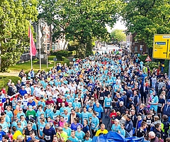 Vom Startturm aus bot sich dieses bunte Bild auf die Teilnehmer des 5 Kilometer-Laufes. (Foto: Strandmann)