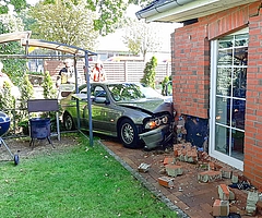 Die verklinkerte Fassade an der Adolph-Kolping-Straße rutschte teilweise ab. Etliche Steine brachen heraus. (Foto: Polizeidirektion Bad Segeberg)