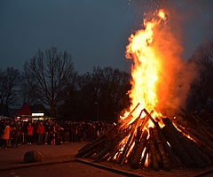 Wegen der großen Hitze hielten die Zuschauer freiwillig Abstand zum Osterfeuer in Esingen. (Foto: Frank)