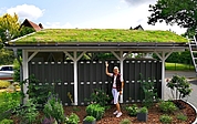 Dr. Sylvia Jörgensen aus Tangstedt im Kreis Pinneberg freut sich über ihr begrüntes Carport-Dach.(Foto: Kreis Pinneberg/Pressestelle)