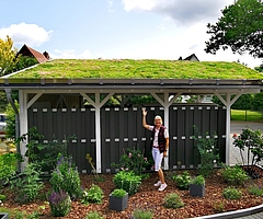 Dr. Sylvia Jörgensen aus Tangstedt im Kreis Pinneberg freut sich über ihr begrüntes Carport-Dach.(Foto: Kreis Pinneberg/Pressestelle)