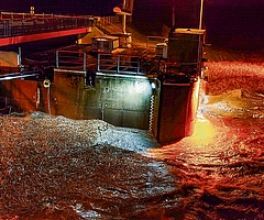Sturmflut am Krückau-Sperrwerk: In der Nacht zum 19. Februar 2022 sorgte das Orkantief „Zeynep“ für einen Wasserstand von 5,48 Metern in der Elbe. Normal ist ein Flut-Pegel von etwa 2 Metern. Das Foto entstand um 4.22 Uhr. (Foto: Thomas Beiersdorf/Stadt Elmshorn)