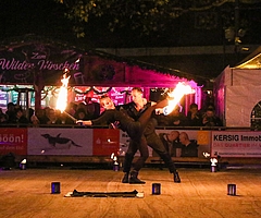 Einfühlsam und zugleich spektakulär: Das Duo „Flamba“ begeisterte mit Feuer und zwischendurch auch mit farbigen Lichtern. (Foto: Strandmann)