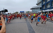 Am Startpunkt: Die Teilnehmer des Schulstaffel-Marathons beim Landesentscheid auf der Promenade auf Helgoland. (Foto: Siegfried Konjack)  