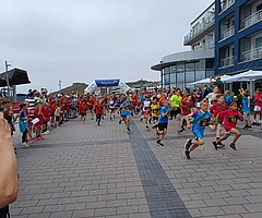 Am Startpunkt: Die Teilnehmer des Schulstaffel-Marathons beim Landesentscheid auf der Promenade auf Helgoland. (Foto: Siegfried Konjack)  