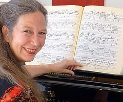 Anne Clasen trägt Werke von Bach und Rosengedichte sowie -märchen vor. (Foto: Clasen)