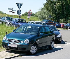 An schönen Sommertagen reichen die offiziellen Parkplätze in Bielenberg nicht aus. Die Gemeinde schafft nun ein paar weitere. (Foto: Archiv/mm)