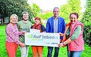 Sie präsentierten das neue Angebot: Nicola Schulz-Bödeker (v. li., Stadt Elmshorn), Björn Stamer (FTSV Fortuna), Claudia König (FTSV Fortuna), Erster Stadtrat Dirk Moritz (Stadt Elmshorn) und Gretel Hoefert (Seniorenrat Elmshorn). (Foto: Stadt Elmshorn)