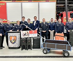 Die Jugendwarte der geförderten Jugendfeuerwehren präsentierten gemeinsam mit Kreisbrandmeister Stefan Mohr, Kreisjugendwartin Gerlinde Langeloh und Mirko Hundertmark, Vorstand der Sparkasse Südholstein die angeschafften Ausrüstungsgegenstände. (Foto: Kreisfeuerwehrverband Pinneberg)