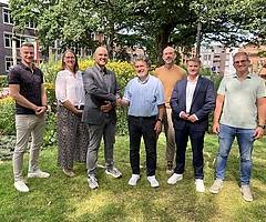 Handschlag auf die neue Kooperation: Daniel Liedtke (von links, Stadt Elmshorn), Anke Bokelmann-Janssen (Stadt Elmshorn), Michael Leeske (Stadt Elmshorn), Amedeus Hajek (AlsterFood GmbH), Alexander Philipp (AlsterFood GmbH), Daniel Faron (Stadt Elmshorn) und Pascal Mann (AlsterFood GmbH). (Foto: Stadt Elmshorn/Torben Webb)