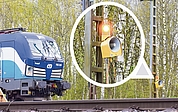 Sobald ein Zug fährt, heult und blinkt die Rottenwarnanlage auf. Bei den aktuellen Gleisbauarbeiten zwischen Elmshorn und Tornesch werden damit die Arbeiter gewarnt. (Fotos+Montage: Frank)
