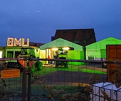 Bei Dunkelheit erstrahlt das Stadtumbaugebiet in einer scheinbar weihnachtlichen Atmosphäre: Das grüne Licht ist Teil der nächtlichen Baustellenüberwachung. Das beleuchtete BMU-Schild gehört der Firma Bauer Umwelt, die die Bauarbeiten ausführt. (Foto: Frank)