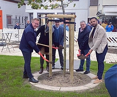 Baris Karabacak (rechts) vom Einwandererbund Elmshorn hatte die Pflanzung einer Friedenseiche in Büsum organisiert. (Foto: EWB)