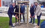 Baris Karabacak (rechts) vom Einwandererbund Elmshorn hatte die Pflanzung einer Friedenseiche in Büsum organisiert. (Foto: EWB)