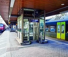 Bis September verkehrt hier kein Aufzug. Noch vorige Woche hielt die Deutsche Bahn es für vertretbar, keine Alternative vor Ort anzubieten. Jetzt fand sie doch eine Lösung. (Foto: Frank) 