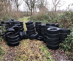 Rund 150 Altreifen lagen in Bilsen in einem Seitenweg des Hohenhorster Wegs. (Foto: Polizeidirektion Bad Segeberg)