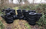 Rund 150 Altreifen lagen in Bilsen in einem Seitenweg des Hohenhorster Wegs. (Foto: Polizeidirektion Bad Segeberg)