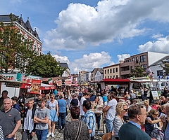 Zahlreiche Besucherinnen und Besucher haben am Sonntag das tolle Sommerwetter ausgenutzt, um auf dem Barmstedter Stoppelmarkt zwischen den Ständen zu flanieren und zu verköstigen. (Fotos: Meyer-Lutz)