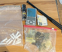 Die Polizei stellte am Elmshorner Bahnhof Rauschgift und Schlagstock sicher. (Foto: Bundespolizei)