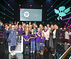 Jubel bei der Preisverleihung in Berlin im Tempodrom: Schulleiterin Aenne Thurau (vorn links), Lehrer, Schüler und Vertreter der Jury zeigen sich erfreut über die Ehrung. (Foto: Max Lautenschläger)