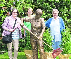 Fröhliche Siegerehrung: Tanja Stendorf (links) und Anna-Ilse Wehner (rechts) hatten vorgeschlagen, die Gärtnerin-Skulptur Rosalie zu nennen. Ihre Idee setzte sich durch. Stefanie Schmedes vom Förderverein des Rosariums beschenkte sie mit Rosenstauden. Unsere Leser tauften vor einem Jahr bereits die Skulptur Heiko. (Foto: Frank)