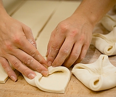 Backen lernen lohnt sich: Bäckerei-Azubis haben deutlich mehr Geld im Portemonnaie. „Damit wird die Ausbildung am Backofen und Verkaufstresen in Bäckereien deutlich attraktiver“, so die Bäcker-Gewerkschaft NGG Hamburg-Elmshorn. (Foto: NGG, Tobias Seifert)